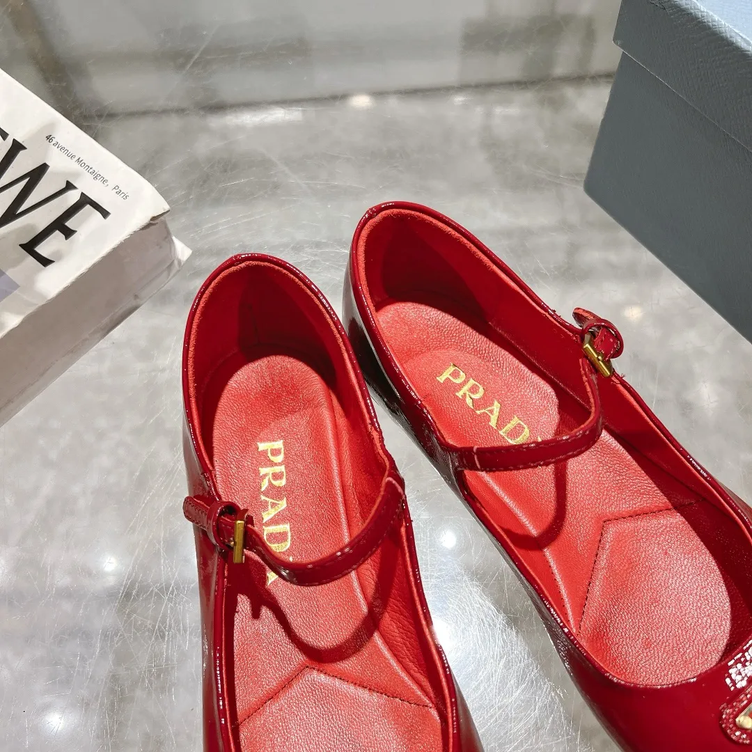 👟👟Ex-factory price 440👟👟 🔥🔥✨Prada/Prada 2024ss spring and summer new products are now available🌟 Mary Jane flat ballet shoes Soft and comfortable, recommended by major bloggers in Little Red Book, proper college style ➕Commuting 1-1 development Round-head golden triangle button Fabric: patent leather, sheepskin, silk fabric Sheepskin lining code number: 35 to 40 (41 is custom-made and cannot be returned or exchanged)